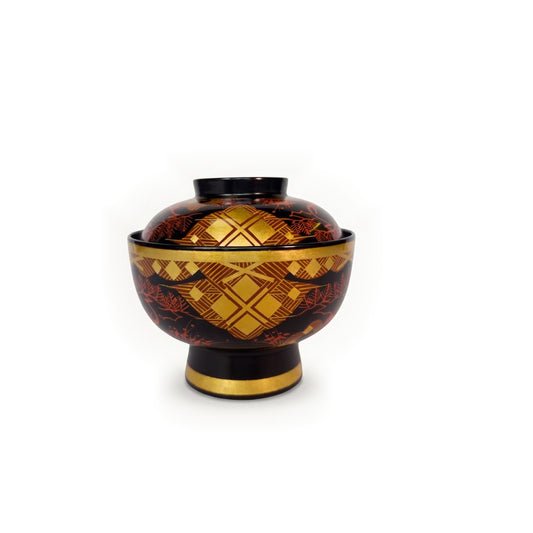 A black lacquer lidded bowl from the front, gold-leaf diamond lattice on red-brown cloud panels and pine in fine red lines.